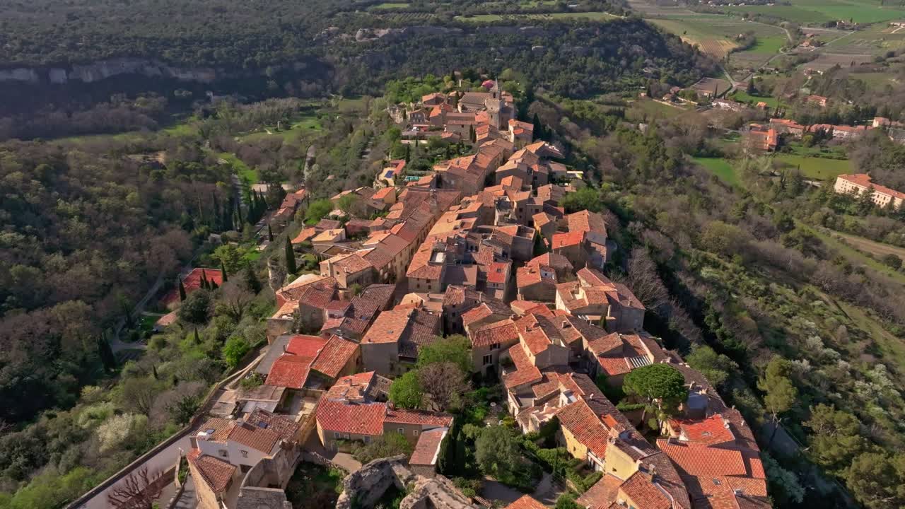 Veduta aerea di una chiesa tradizionale in pietra e del villaggio di Venasque in Provenza