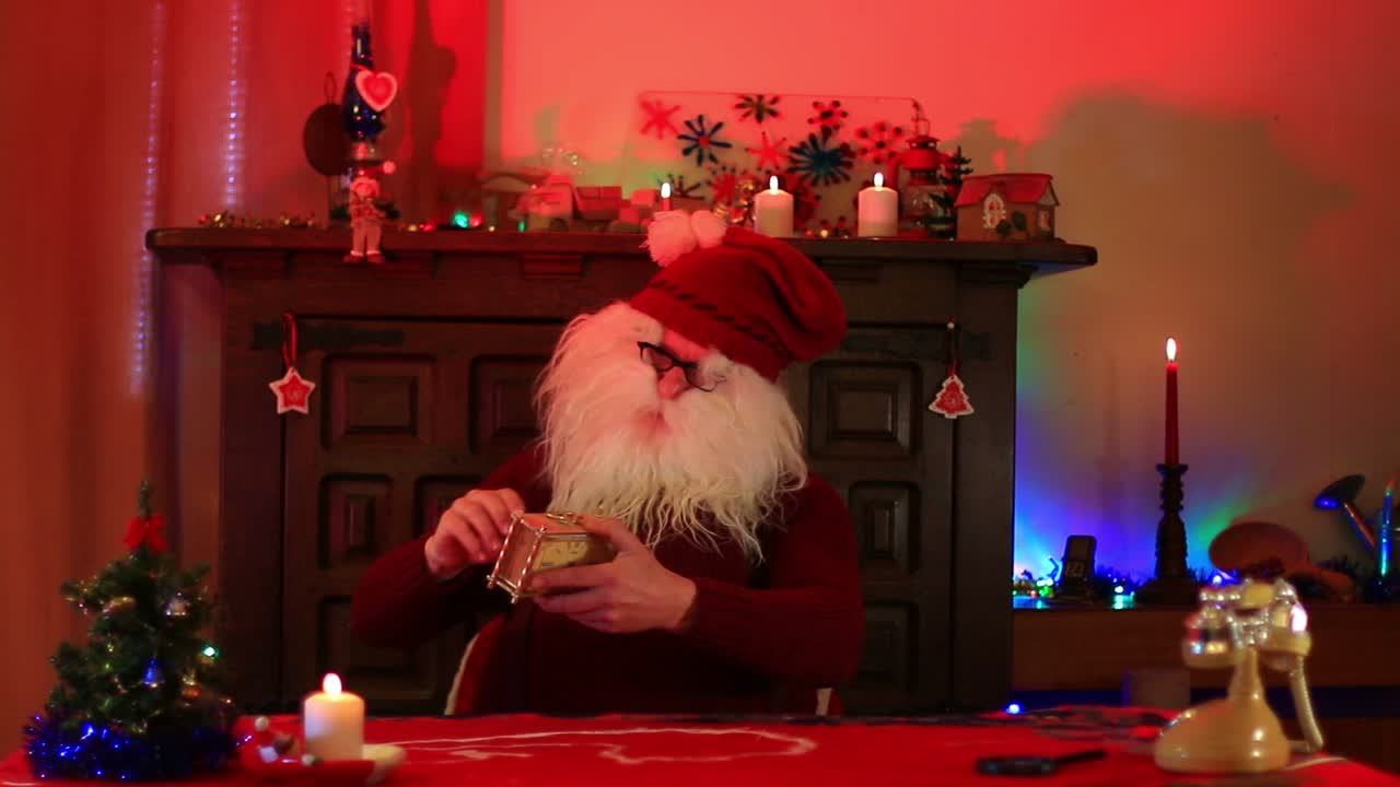 산타 클로스는 오래된 시계 알람 시계를 나사