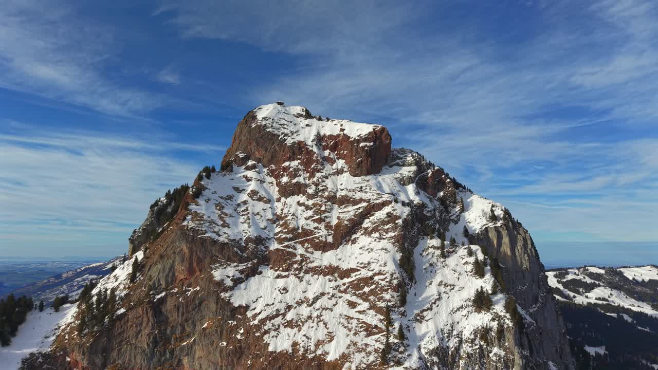 Filmato aereo cinematografico che ruota attorno alla vetta aspra e innevata dell'iconica montagna Grosser Mythen nel Canton Svitto