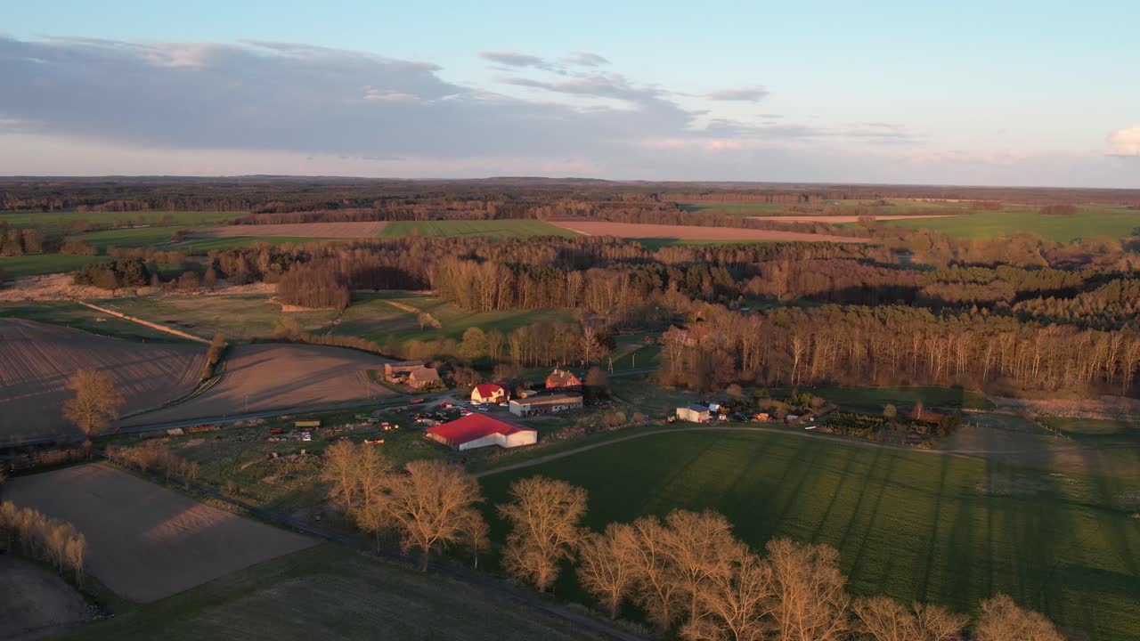 그린 필드와 코티지가 있는 시골 항공 영상
