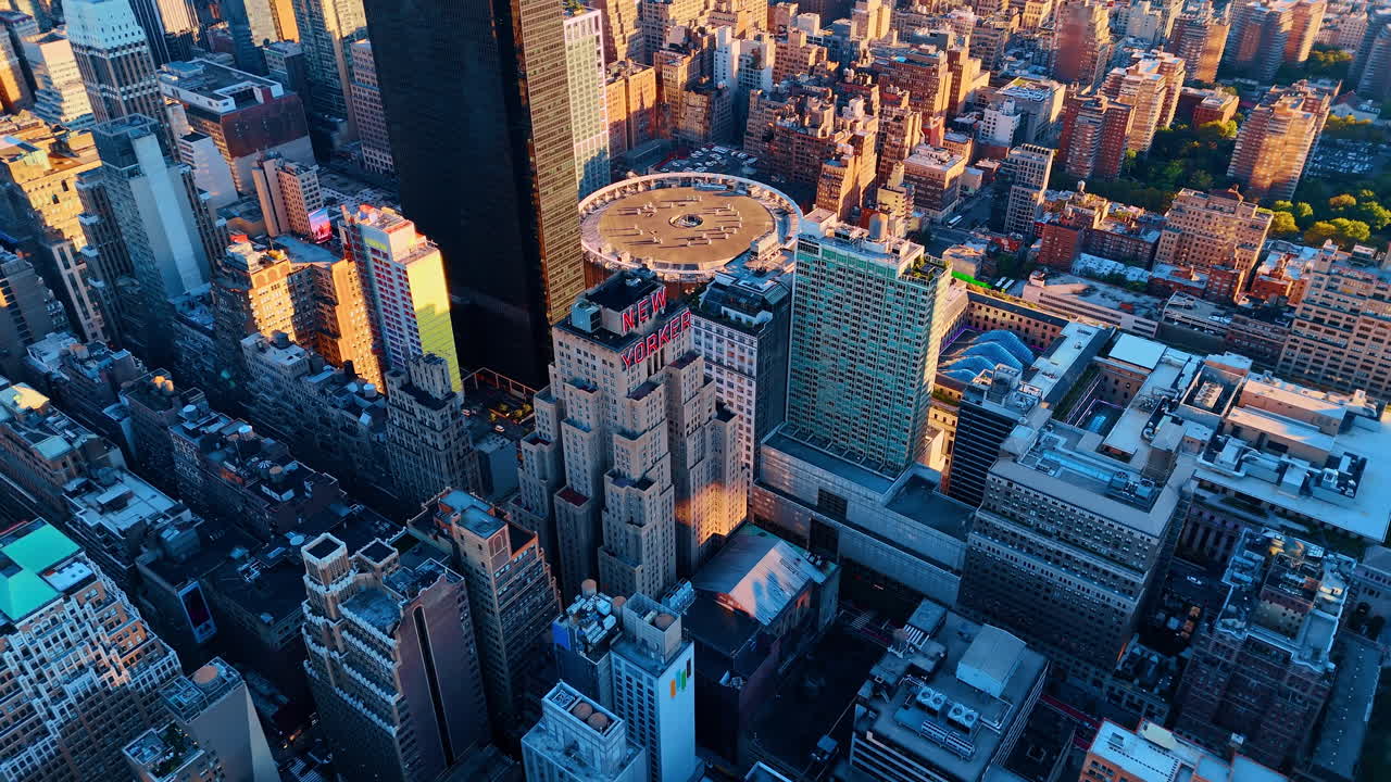 New York, USA, 5. marts 2026: Luftperspektiv af Midtown Manhattans arkitektur og gadenet. Klassiske og moderne skyskrabere med lange skygger under solnedgang i New York City.
