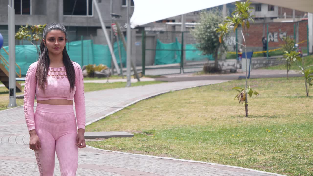 mujer haciendo ejercicio en un parque al aire libre
