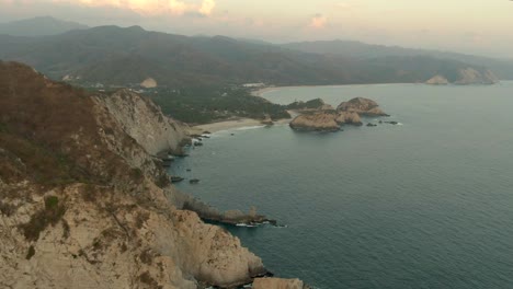 墨西哥密奇奧阿坎州馬魯阿塔海灘 (playa maruata) 的山脈和平靜的海景