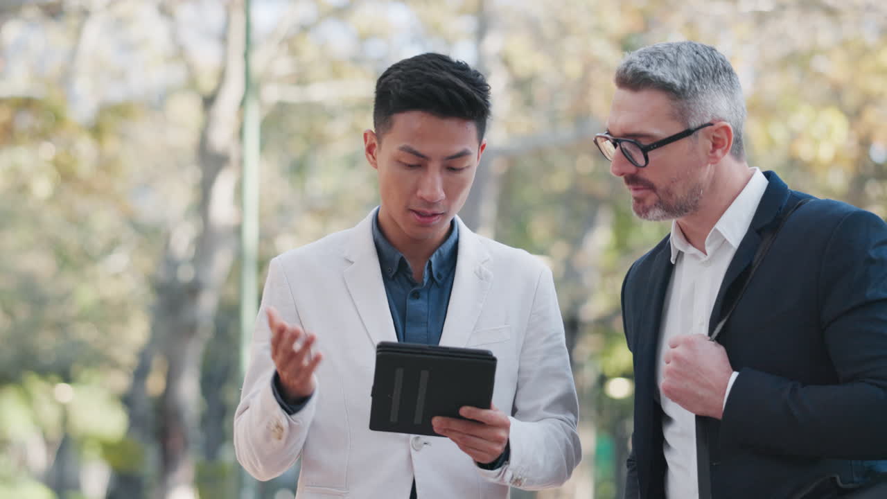 태블릿에서 계획, 악수 및 비즈니스 사람들