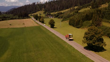 pequeña casa transportada en camión a través de un campo remoto y exuberante