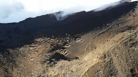 imágenes de drones de una carpa en un círculo de rocas en la cumbre del piton des neiges en la isla de la reunión