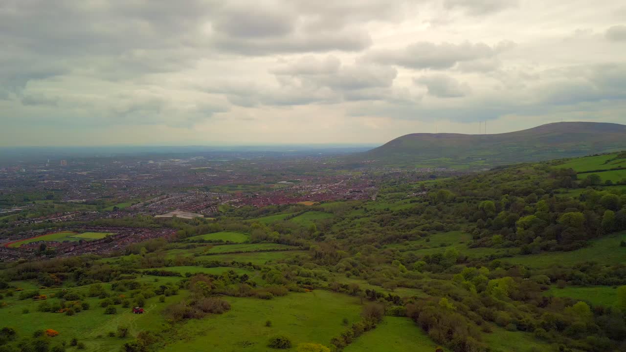Ujęcie z lotu ptaka Cavehill, Belfast w wiosenny dzień.