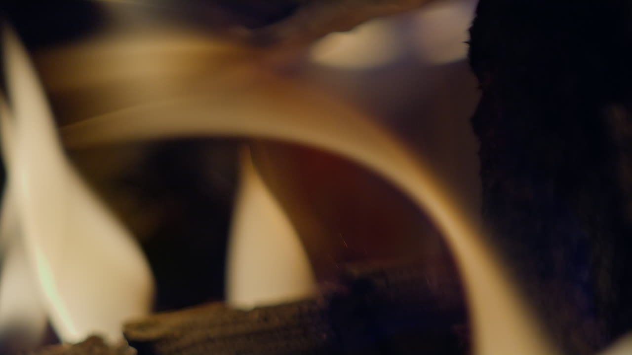 벽난로에 불씨와 불씨의 슬로우 모션 샷