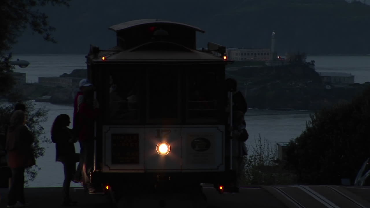 멀리 알카트라즈 섬이 있는 샌프란시스코 케이블카의 미디엄샷