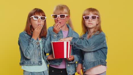 tres niñas hermanos amigos que usan gafas 3d comiendo palomitas de maíz viendo una interesante serie de televisión