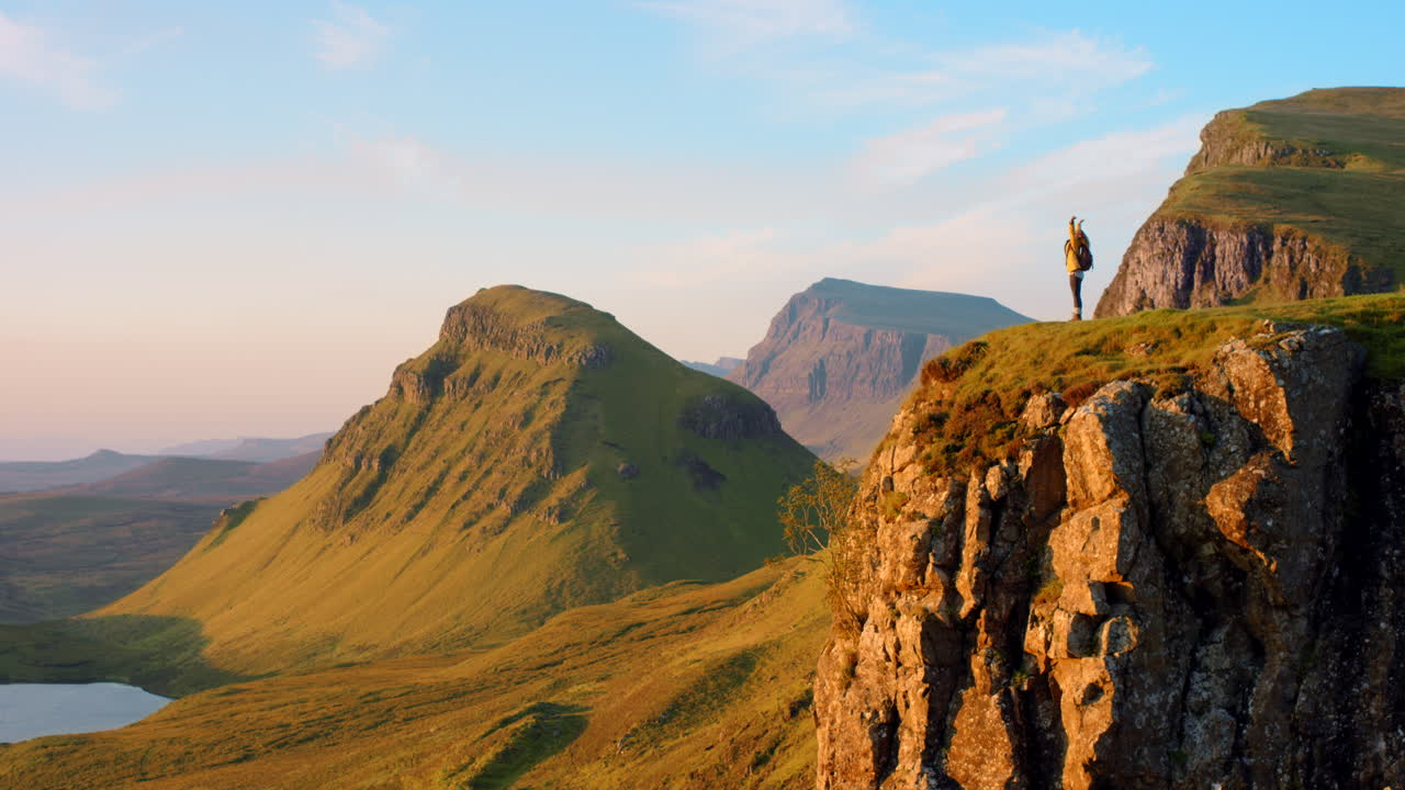 스코틀랜드 하이랜드의 해가 뜨는 시점에 정상으로 산책하는 것