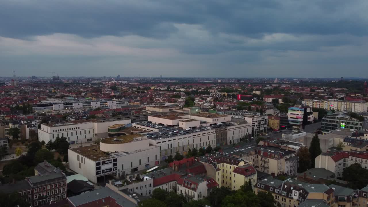 nubes de tormenta se reúnen sobre el centro comercial boulevard suave vista aérea panorama de vuelo drone de berlín steglitz alemania al atardecer de verano agosto de 2022