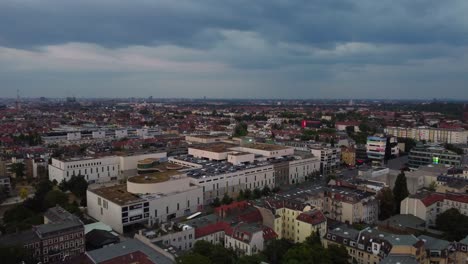 Nubes-De-Tormenta-Se-Reúnen-Sobre-El-Centro-Comercial-Boulevard-Suave-Vista-Aérea-Vista-Panorámica-De-Vuelo-Drone-De-Berlín-Steglitz-Alemania-Al-Atardecer-De-Verano-Agosto-De-2022