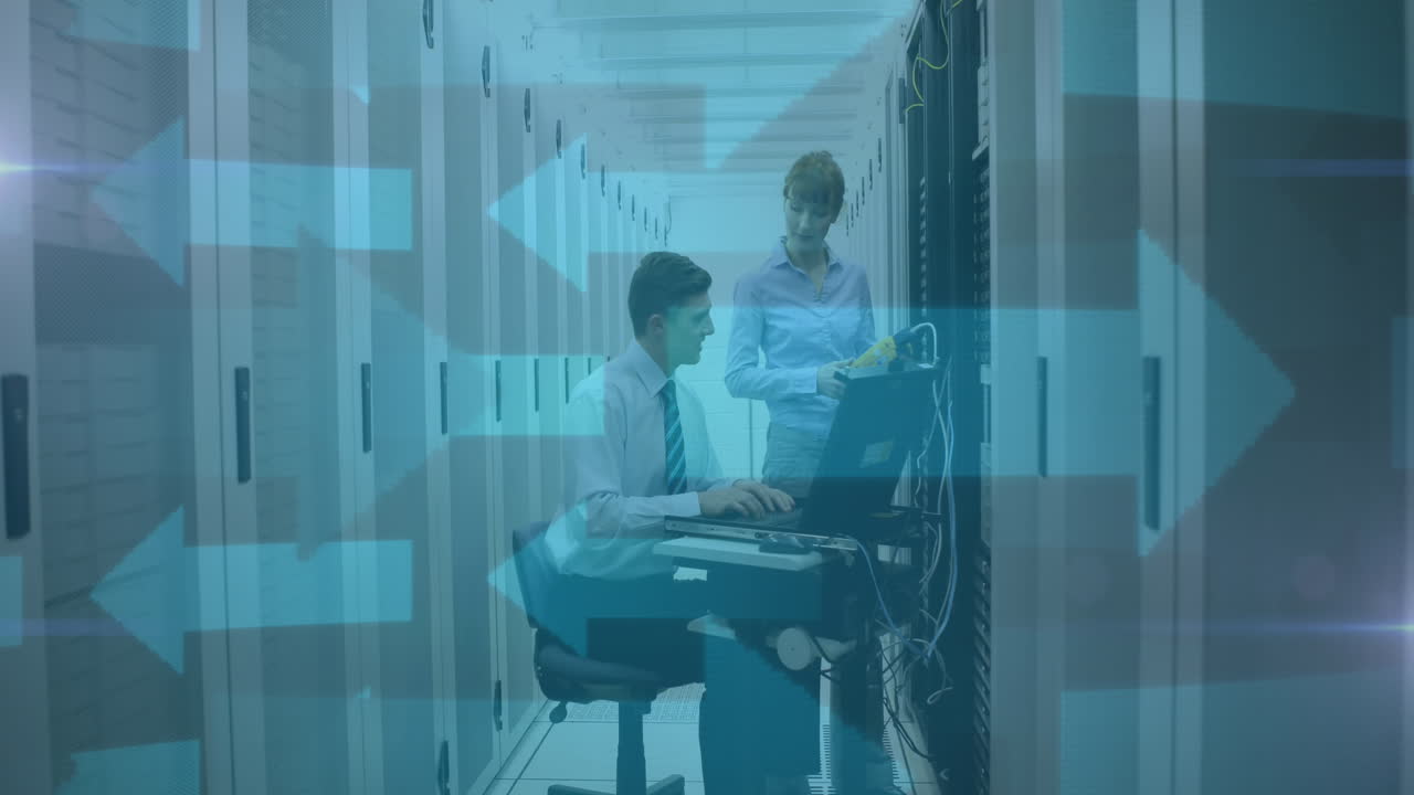 animación de flechas azules sobre hombre y mujer comprobando servidores de computadora