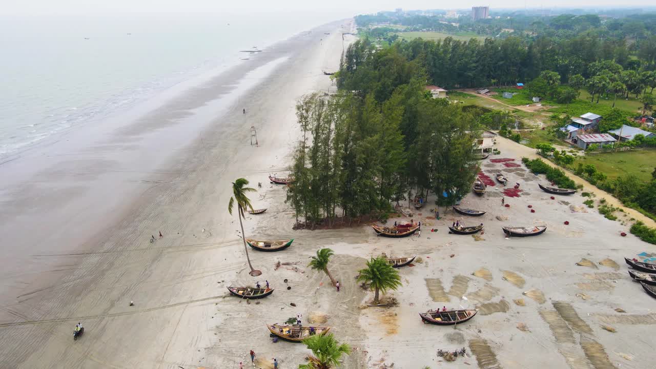 barcos de la aldea de pesca para la reparación playa de mar natural océano indio costa de bangladesh