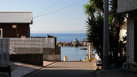 Kleine-Seitengasse-In-Japan-Im-Sommer,-Die-Zum-Meer-Führt