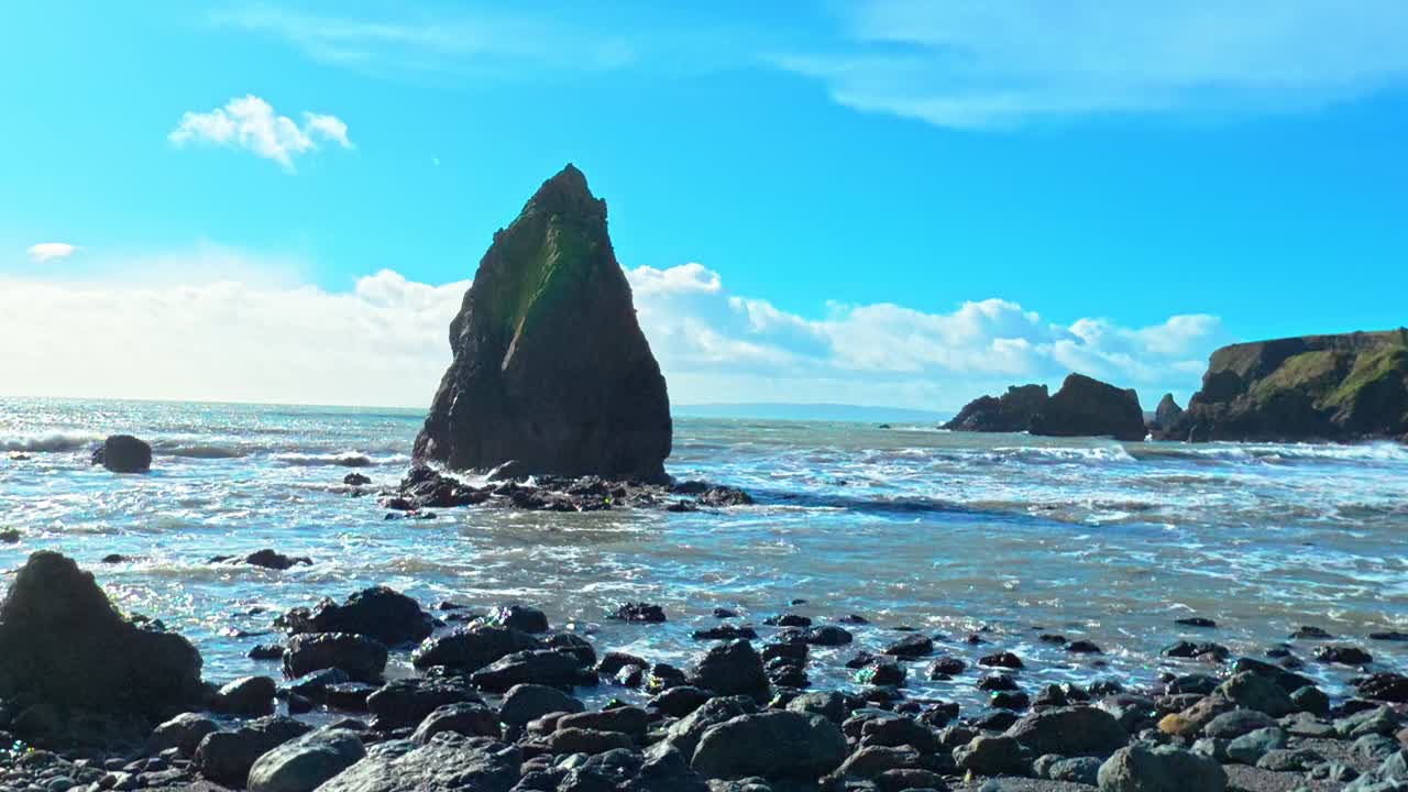 Luz do sol e pilares rochosos na primavera na Costa do Cobre, Waterford, Irlanda. Local épico.