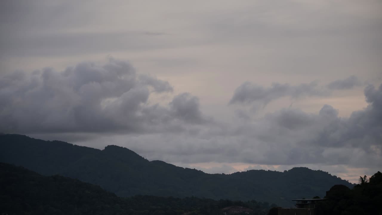 영상 b 롤 타임스 하늘과 비가 오는 날씨에 검은 구름 천둥 구름 여름 비가 오는 지구 온난화 효과 검은 천둥 폭풍 극적인 4k 시간