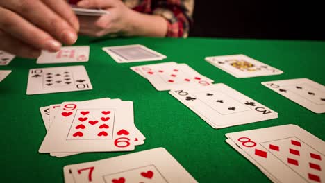 acercamiento de manos femeninas sosteniendo cartas y jugando al solitario