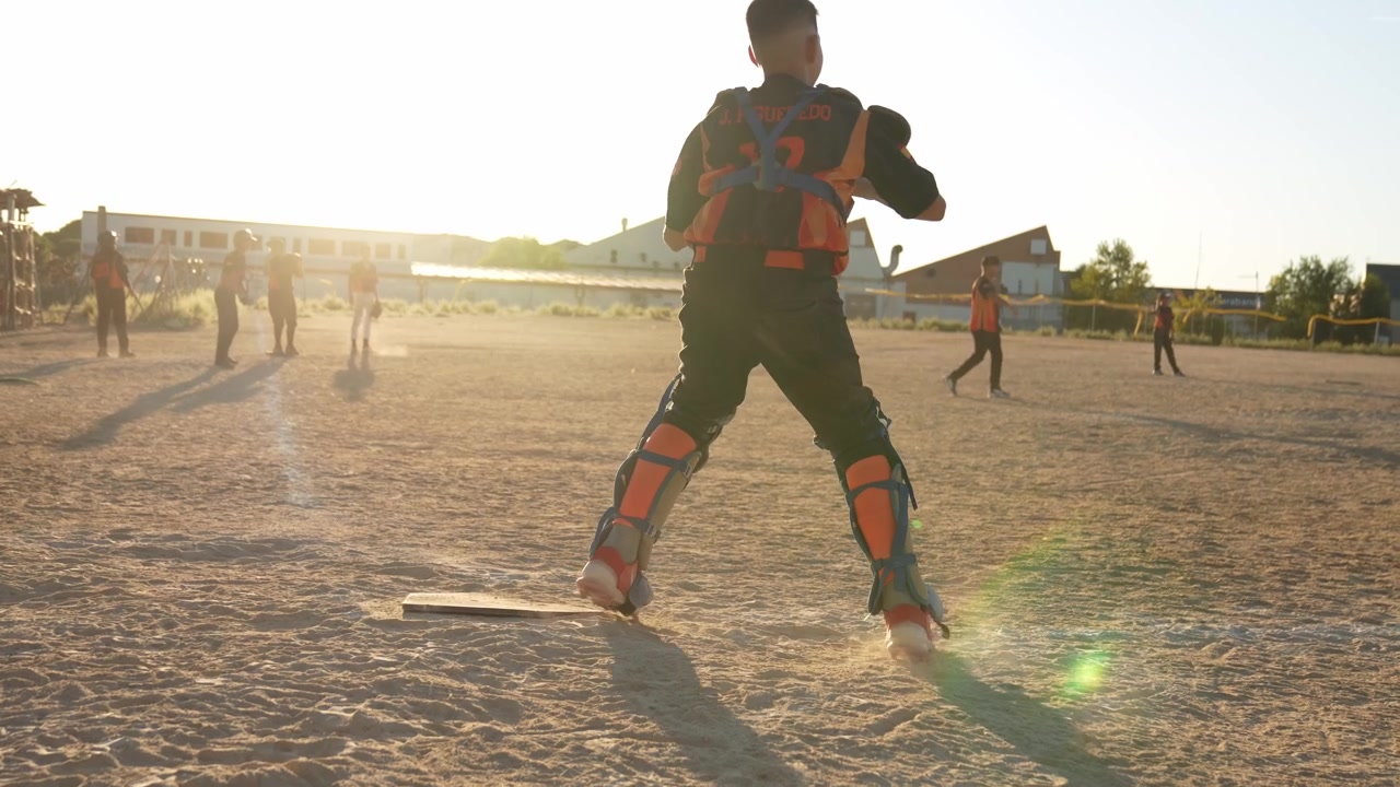 Ung baseball-catcher træner kast på en grusbane