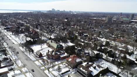 Vista-Aérea-De-Milwaukee-Wisconsin-Durante-El-Invierno-Visto-Desde-La-Cuadra-3500-De-North-Lake-Drive