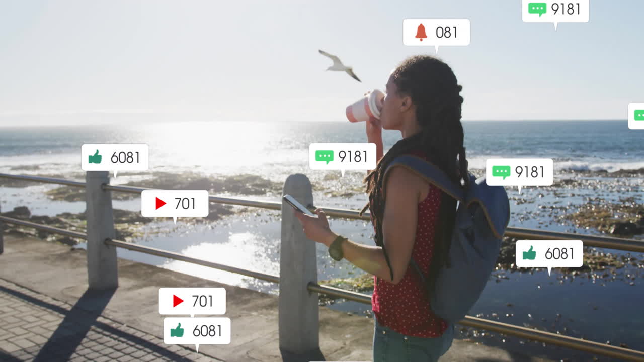 mujer con mochila sobre las notificaciones de las redes sociales animación