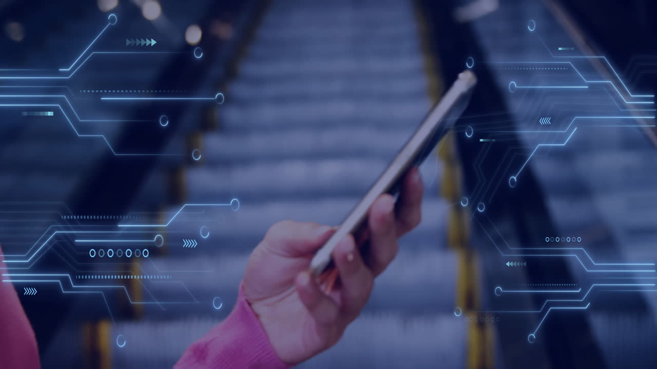 animación de una placa de circuito de computadora sobre un teléfono inteligente en la mano