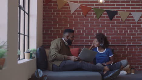 Jóvenes-Estudiantes-De-Negocios-Negros-Estudian-Juntos-Trabajando-En-Un-Proyecto-Creativo-Líder-De-Equipo-Mujer-Compartiendo-Ideas-Con-Un-Amigo-En-Un-Lugar-De-Trabajo-De-Oficina-Moderno