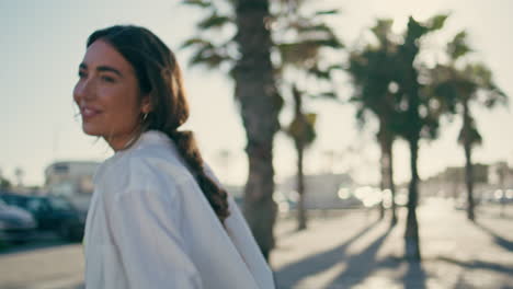 una chica turista paseando por el paseo marítimo en un día soleado. una mujer ceñida calentando el sol.