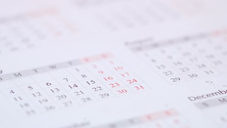cierre de varias páginas de un calendario que muestran diferentes meses.