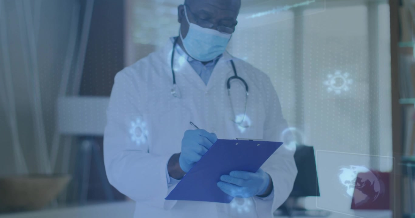 Medico anziano che scrive appunti del paziente su un blocco note e integra ologrammi fluttuanti nei registri.