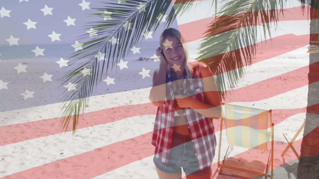Filmando a una modelo de playa moviéndose y recogiendo el cabello bajo una palmera, con una superposición de la bandera de EE. UU., impulsando un anuncio de turismo.