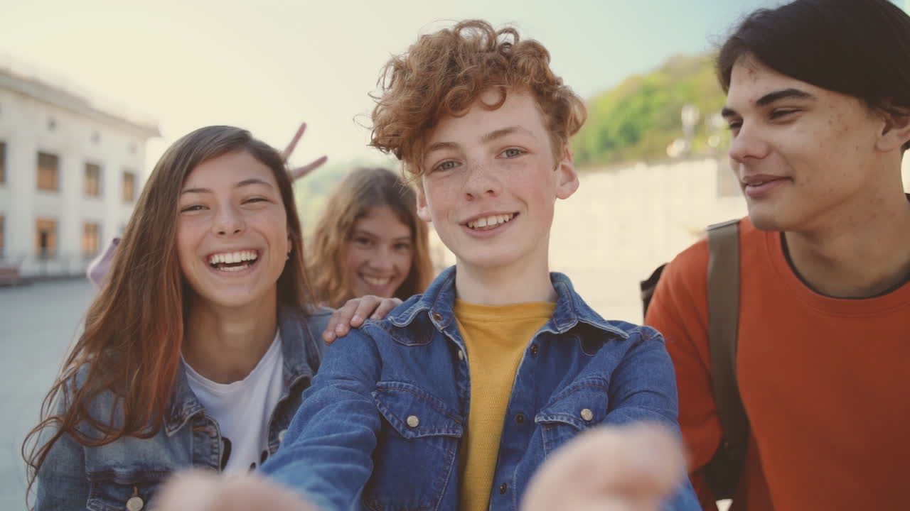 두 명의 소녀와 두 명의 소년이 있는 십대 그룹이 화상 통화를 합니다 1