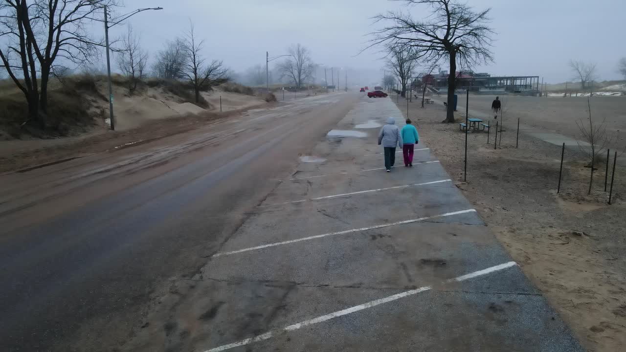 폭염 속 해변길을 걷는 사람들