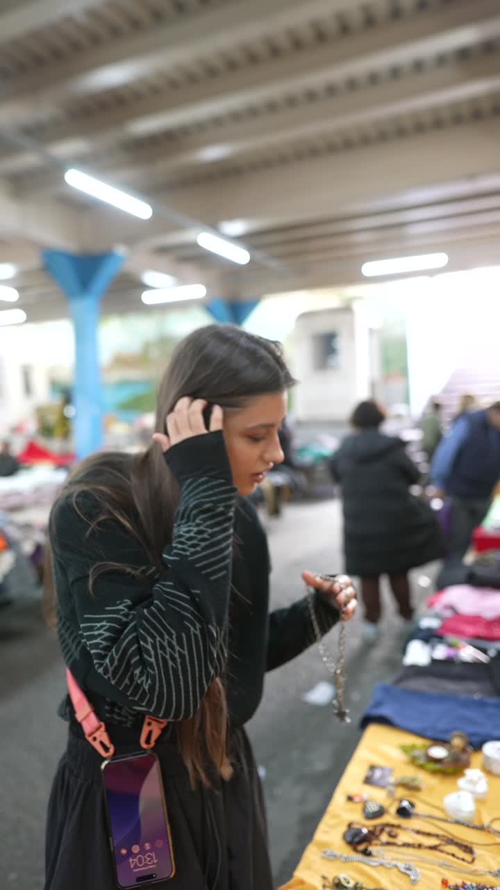 mujer comprando joyas en un mercado