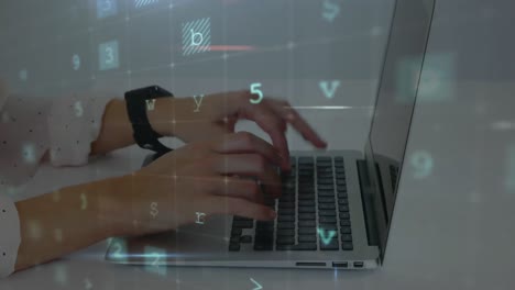 animación de advertencia de ataque cibernético sobre una mujer que usa una computadora portátil