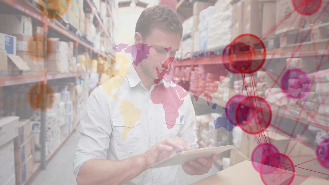 анимация подключенных икон, образующих глобус над кавказским человеком с помощью цифрового планшета на складе.