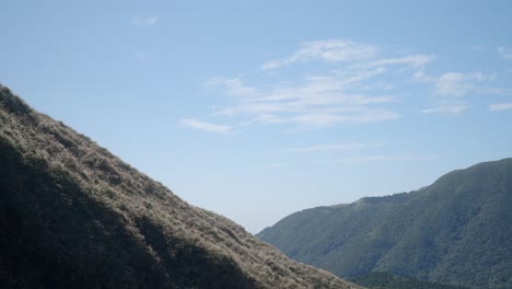 Blick-Auf-Die-Berge-Mit-Wehendem-Wind-Und-Klarem-Himmel-In-Taiwan