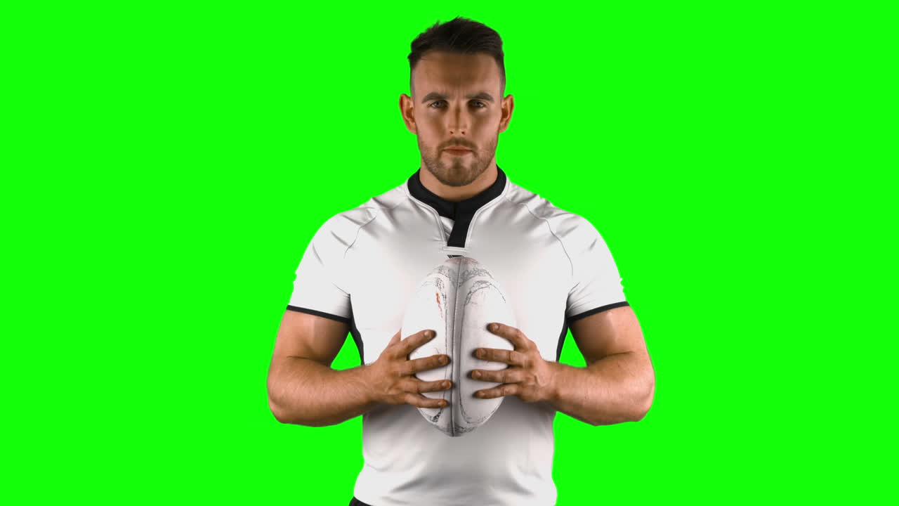 Giocatore di rugby concentrato tiene la palla ovale