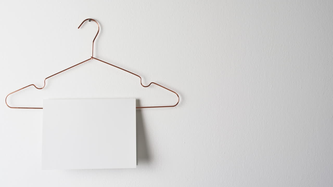 video de un libro en colgante con páginas en blanco y espacio de copia en fondo blanco