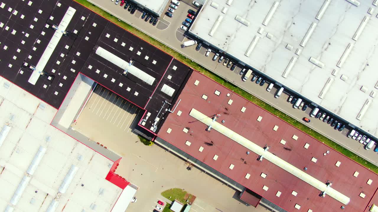 imágenes aéreas de un gran centro comercial y aparcamientos situados en la ciudad