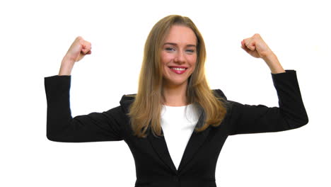 poderosa mujer de negocios mostrando sus músculos