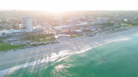 Flug-Am-Strand-Von-Scarborough,-Westaustralien-Bei-Sonnenaufgang-Am-Ersten-Sommertag