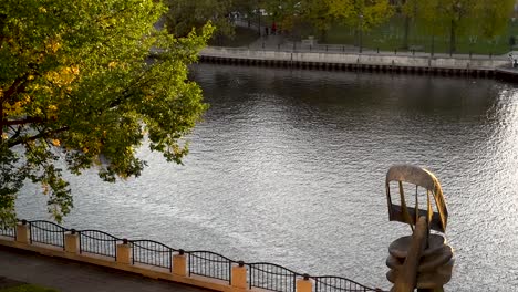 pequeño barco que pasa por un río durante la hora del crepúsculo