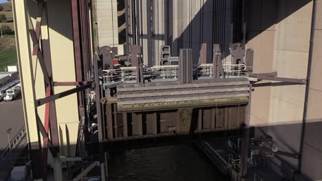 strépy-thieu boat lift, sluice lock closing the container