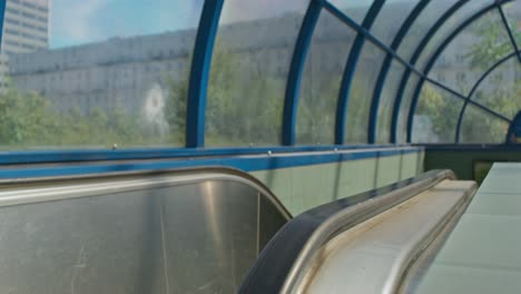 paso subterráneo de escaleras mecánicas de la ciudad
