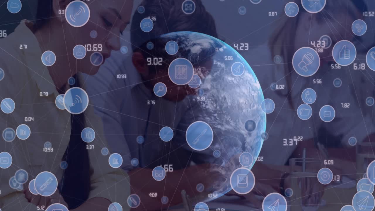 animación de una red de iconos digitales sobre diversos empresarios que trabajan en la oficina contra el mundo