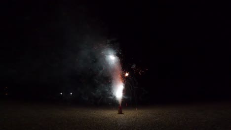 fuegos artificiales personales encendidos de cerca en 60p