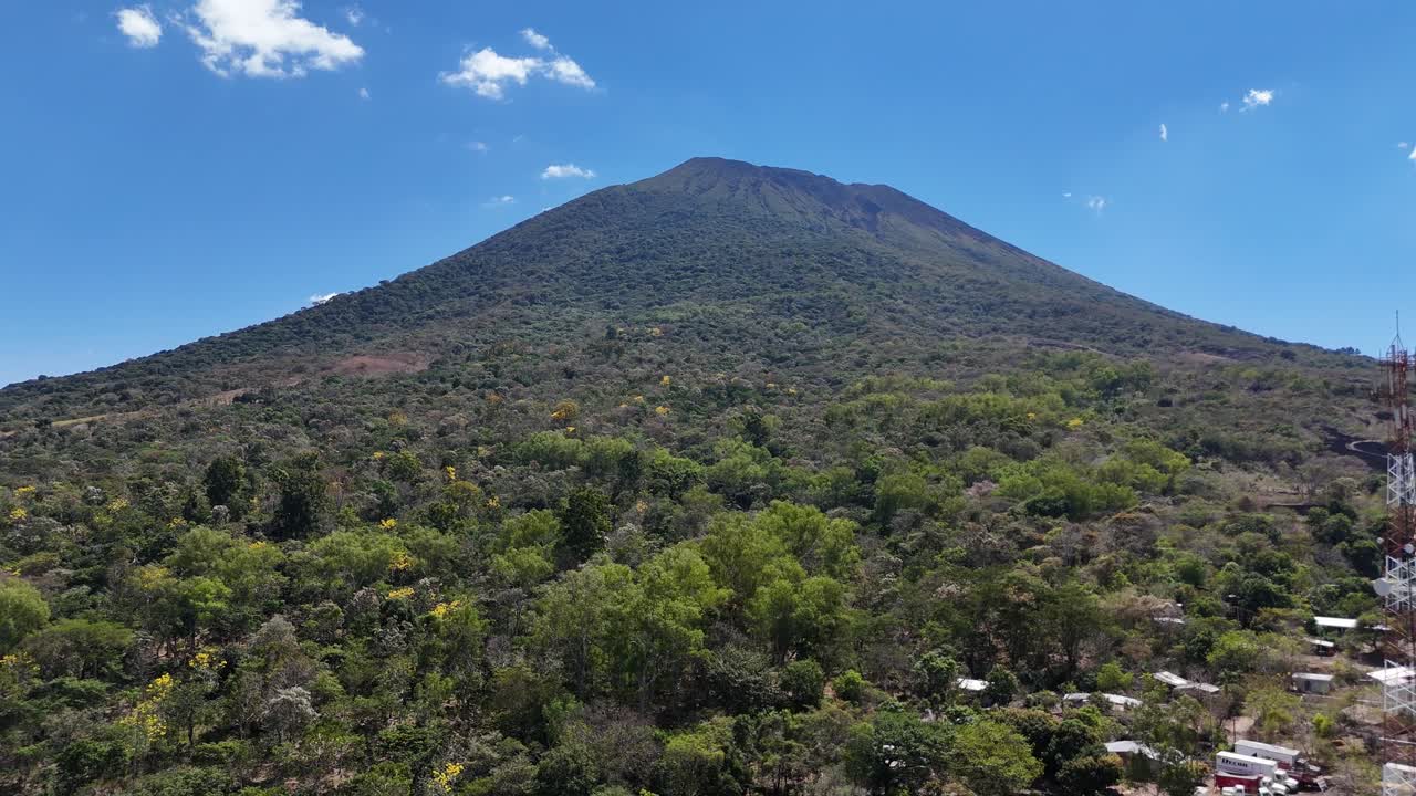 Veduta aerea del vulcano Chaparrastique con una fitta vegetazione che ricopre i pendii, San Miguel, El Salvador.