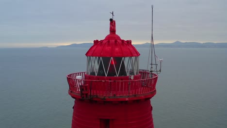 La-Luz-Roja-Parpadea-Dentro-Del-Faro-De-Poolbeg,-Dublín,-Irlanda,-Bajo-Un-Cielo-Despejado